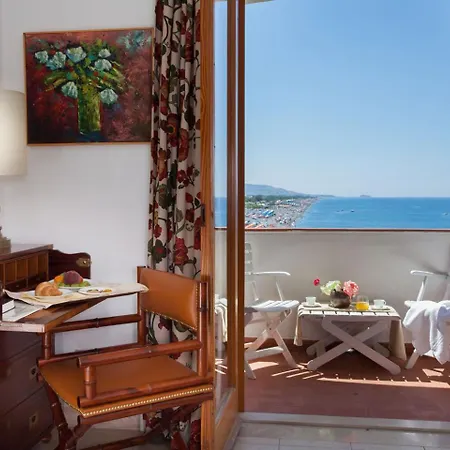 Ξενοδοχείο Grand De Rose 4*