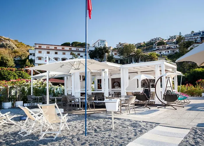 Hotel Grand De Rose 4*